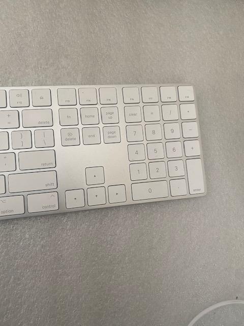 Apple A1843 Wireless Keyboard w/ Numeric Keypad MQ052LL/A Bluetooth Grade B