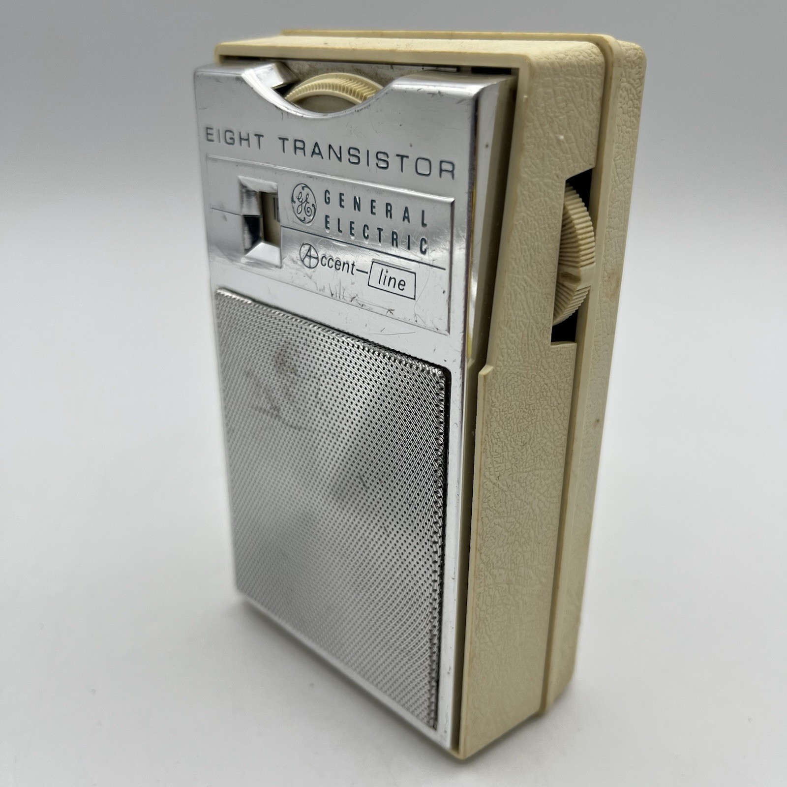 General Electric Accent Line 8 Transistor Radio - Cream - Works - READ BELOW