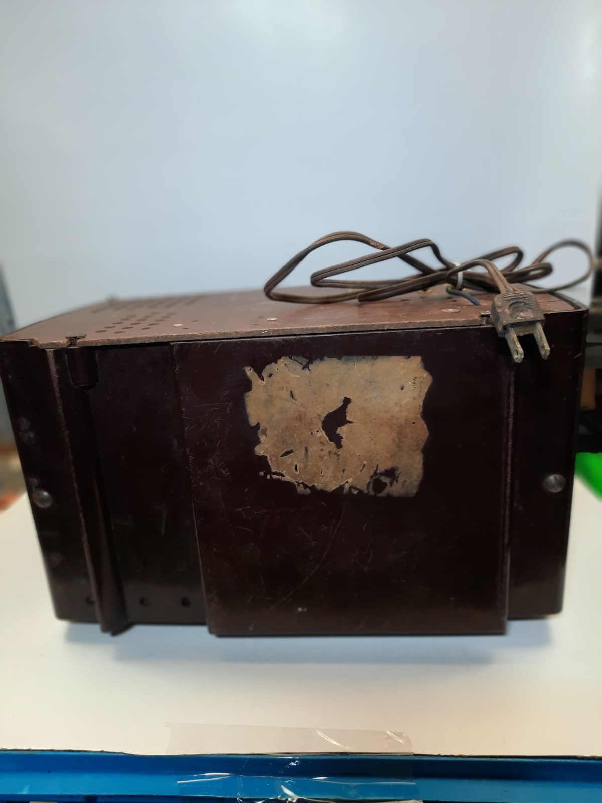 Vintage ZENITH white bakelite radio, model S-22922- AM/FM- turns on / Parts