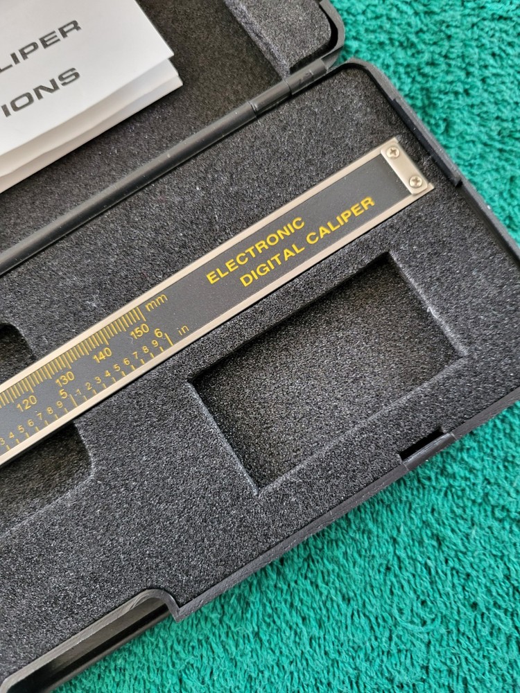 ELECTRONIC DIGITAL CALIPER IN ORIGINAL CASE WITH INSTRUCTION SHEET