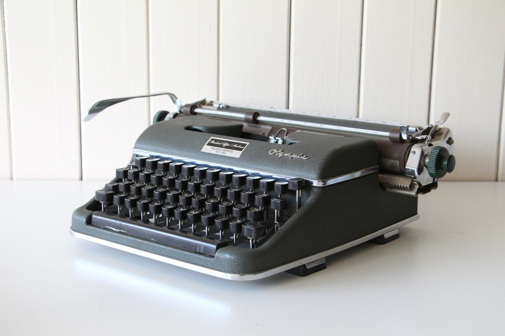 Olympia Typewriter ~ German Made ***** Working Condition *****