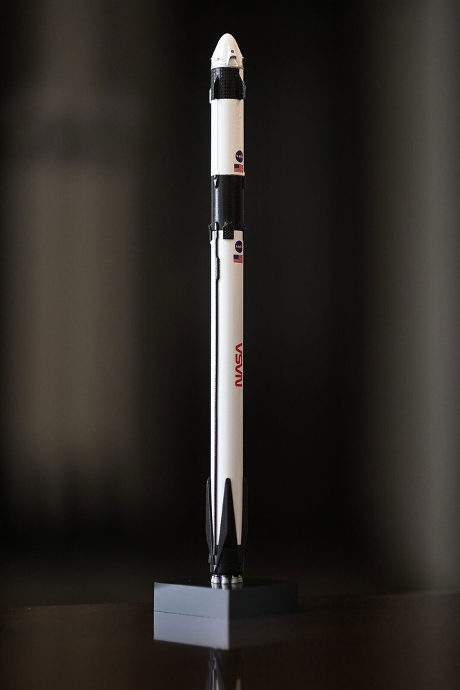 1:233 Scale SpaceX Falcon 9 - Crew Dragon Rocket Model Static Model Statue Gift