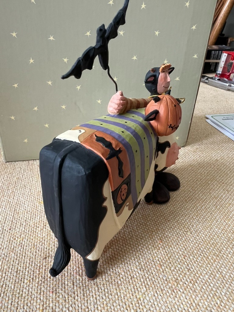 Williraye -ww6155 - COWSTUME PARTY - Halloween Cow with Pumpkin and Bat -New/Box