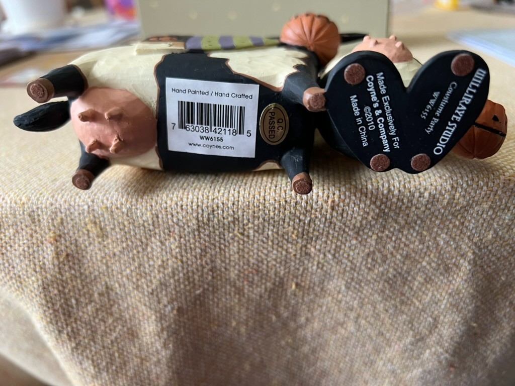 Williraye -ww6155 - COWSTUME PARTY - Halloween Cow with Pumpkin and Bat -New/Box