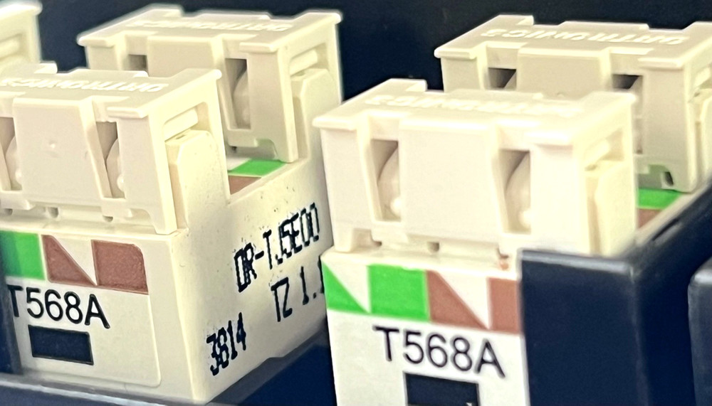 TracJack Patch Panel 16 Modules Ortronics 401045289 w/ 6x Cat5e Jacks TJ5E00