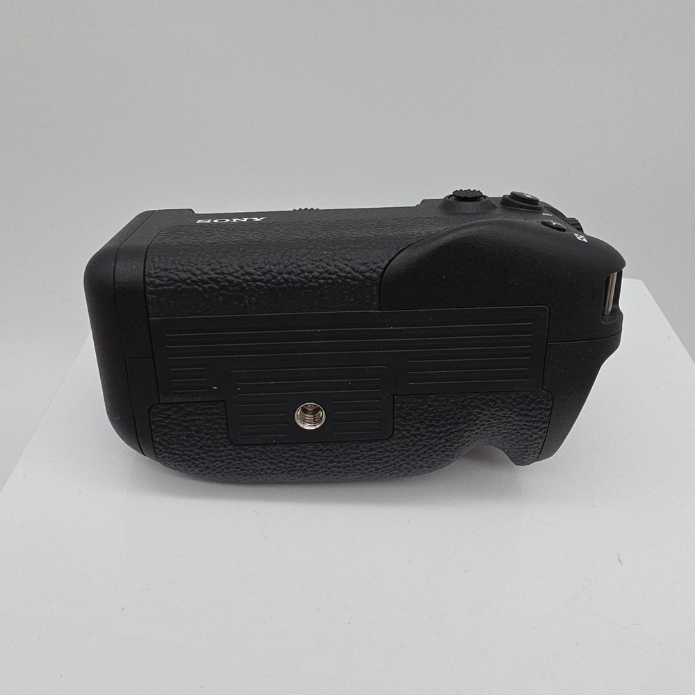 Sony Vertical Grip VG-C4EM- MISSING ONE SCREW FULLY FUNCTIONAL