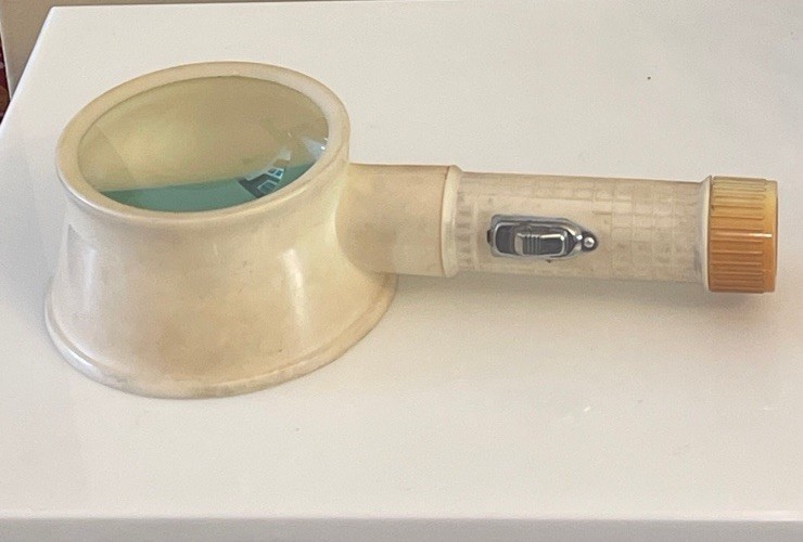 Vintage Battery Powered Illuminated handheld Magnifying Glass
