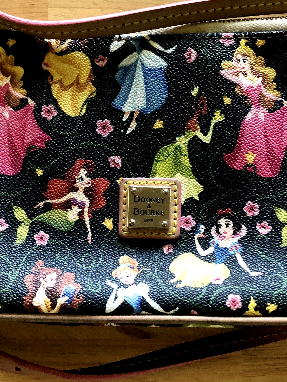 RARE DISNEY 2016 DOONEY & BOURKE PRINCESS HALF MARATHON CROSSBODY PURSE - ISSUES