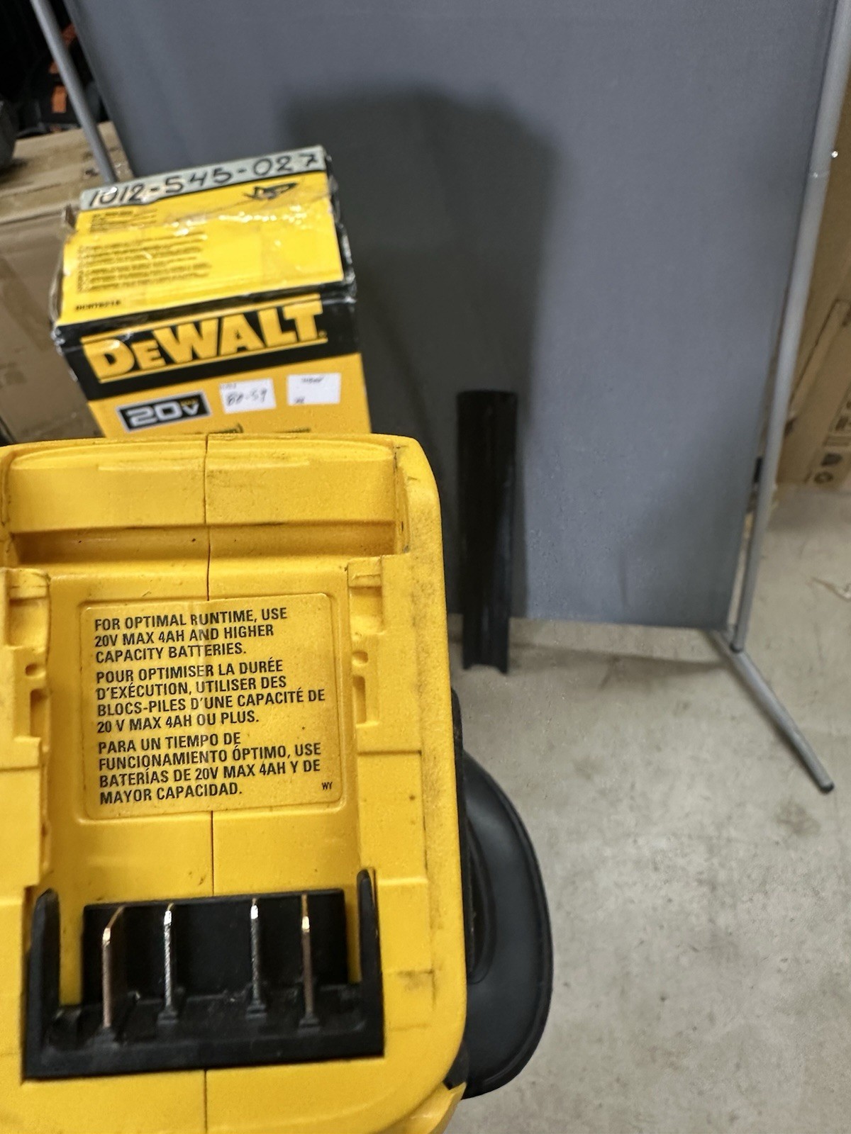 DEWALT 20V MAX 22" Cordless Hedge Trimmer,Tool Only (DCHT821B) Used