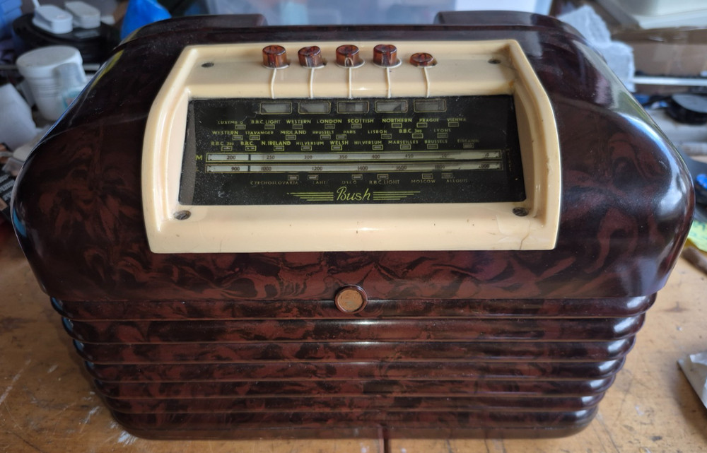 Bush DAC 10 Compact Bakelite Valve Radio c1950, does work