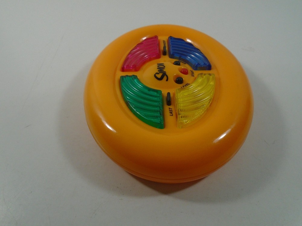 2002 HASBRO--ELECTRONIC MINI YELLOW SIMON GAME (LOOK)