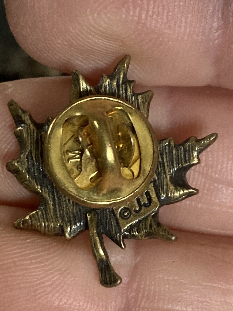 Maple leaf Lapel Pin EUC K535