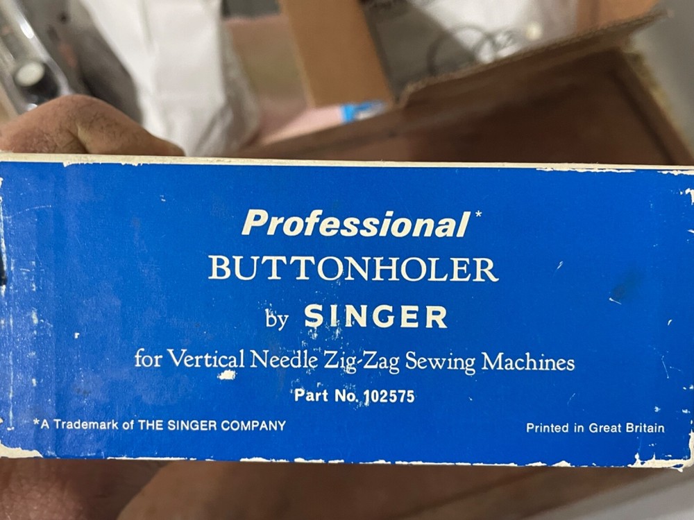 1971 Professional Buttonholer by Singer 102575 Vertical Needle Sewing MachineVTG