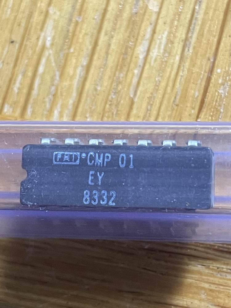 One USED PMI CMP01EY - DUAL fast precision Comparator - Ceramic DIP-16