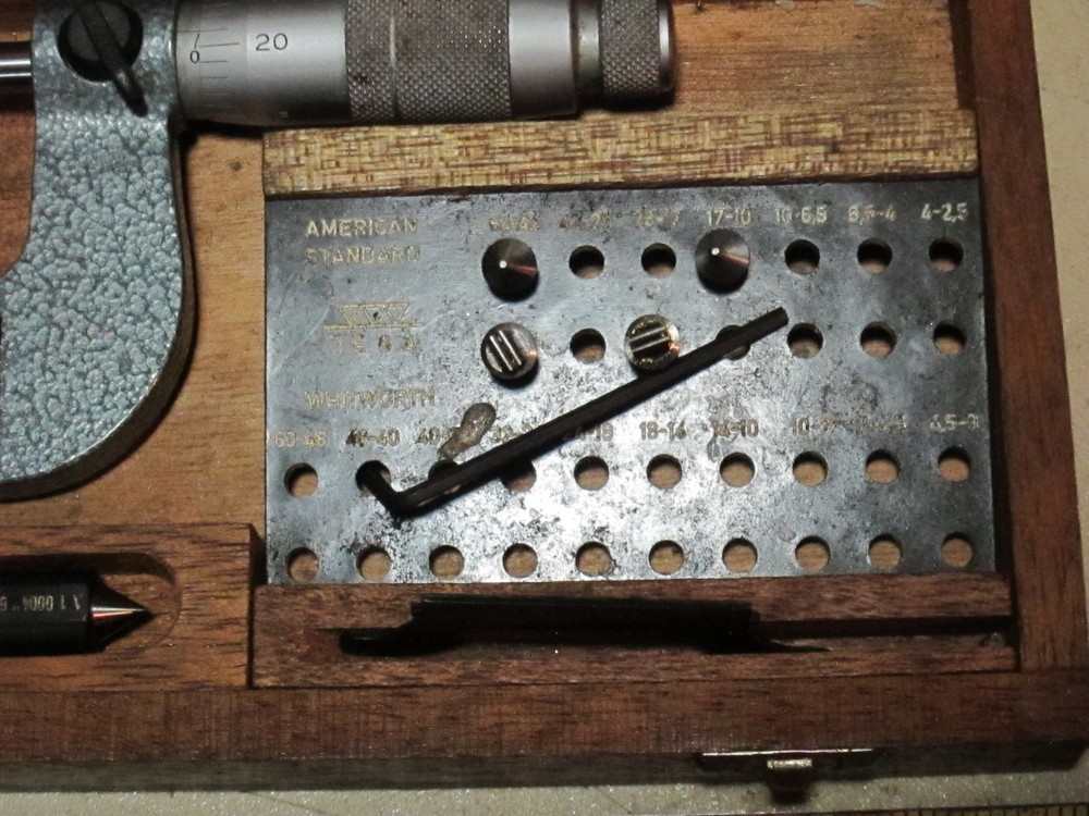 BROWN & SHARPE 1-2" Thread Micrometer Model 210-2, USED