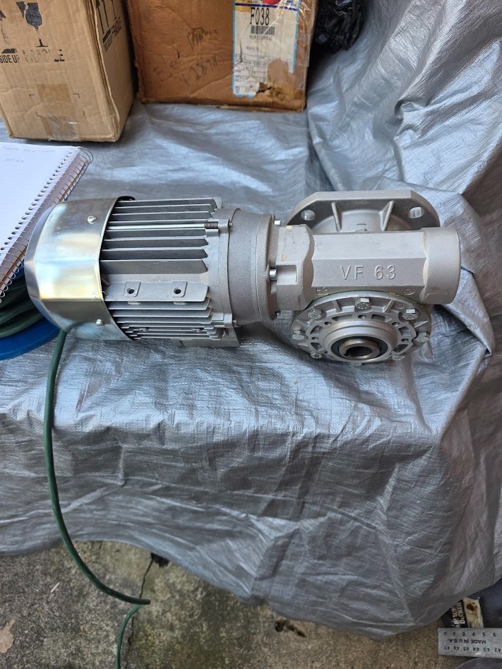 BONFIGLIOL RIDUTTORI VF63 All specifications are embosed on the motor.