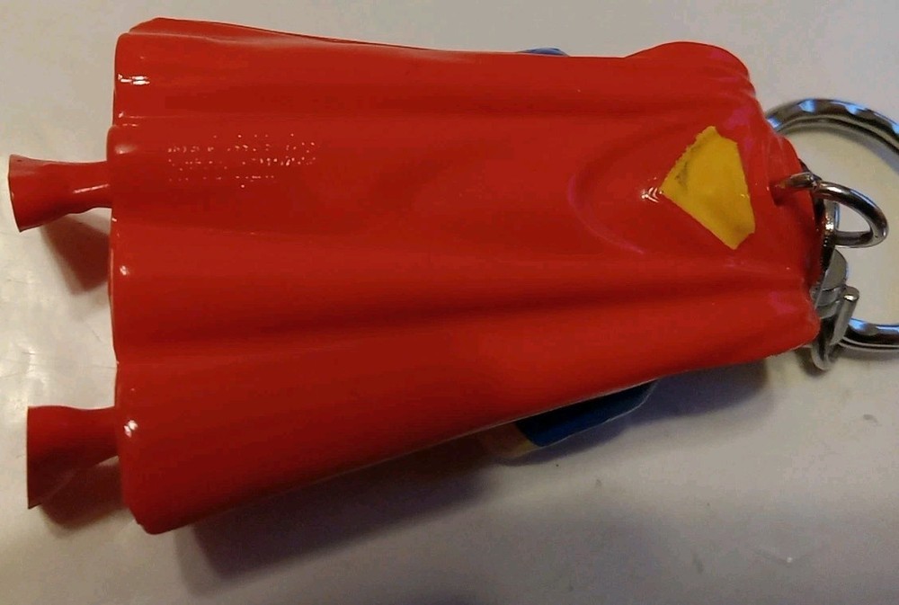 1996 SIX FLAGS SUPERMAN KEYCHAIN PREOWNED 3" DC COMICS