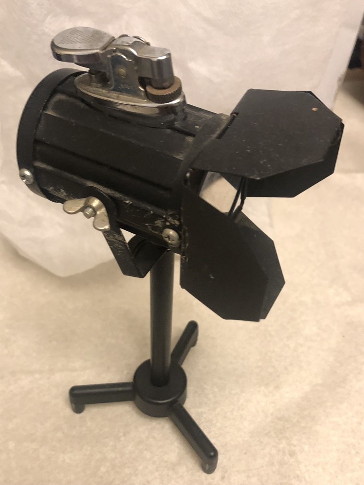 Movie studio light on tripod Lighter