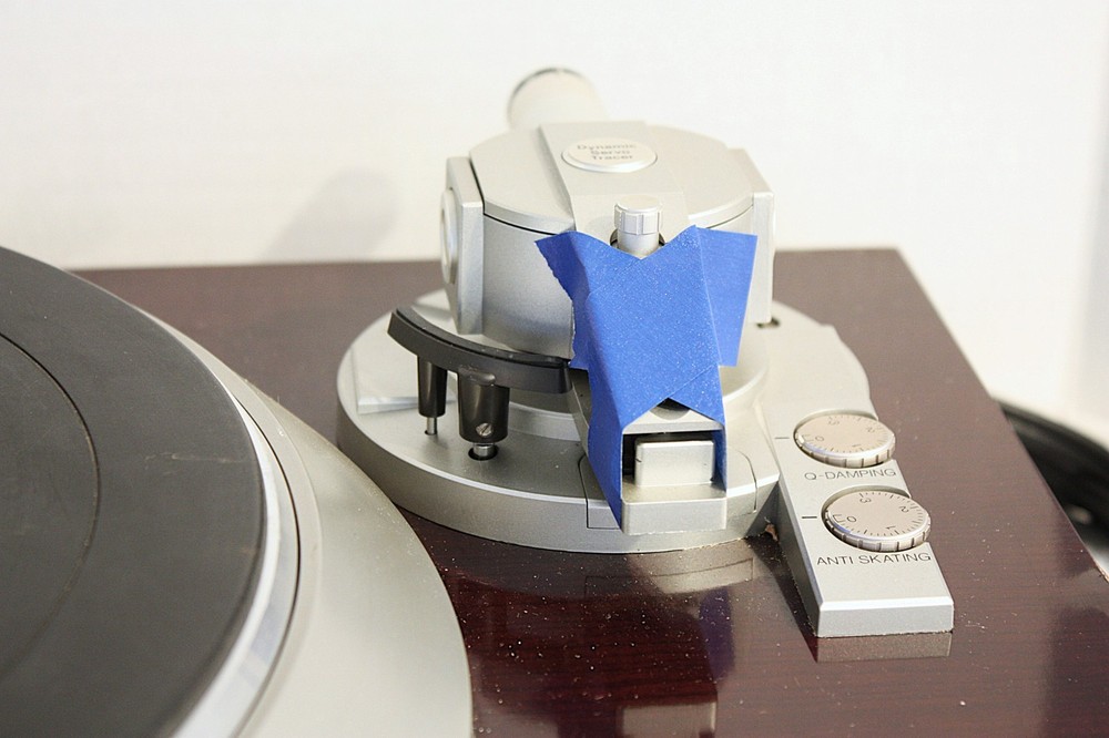 DENON DP-62L TURNTABLE - PLINTH DAMAGE