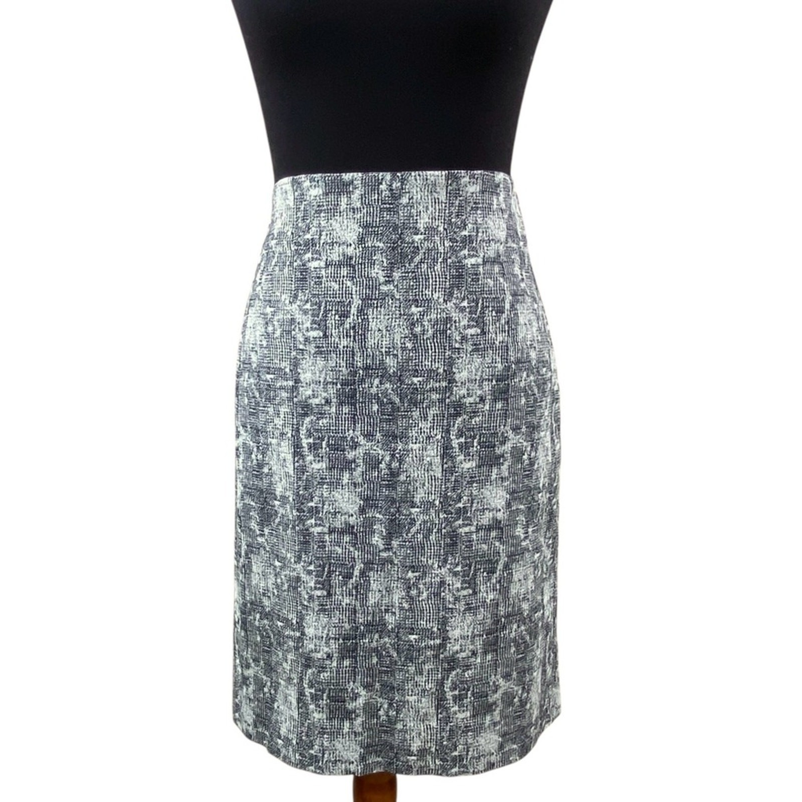 M M. LaFleur Knee Length Pencil Skirt Size 4 Black Cream Classic Career