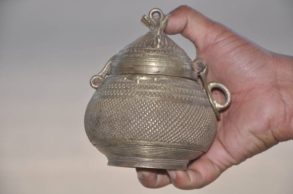 Brass Unique Shape Dot Design Engraved Work Handcrafted Powder/Pill Box