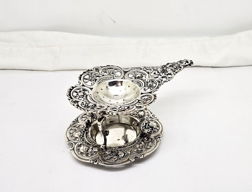 ORNATE CHERUB & FLOWERS 830 SOLID SILVER OTC TEA STRAINER W/DRIP STAND