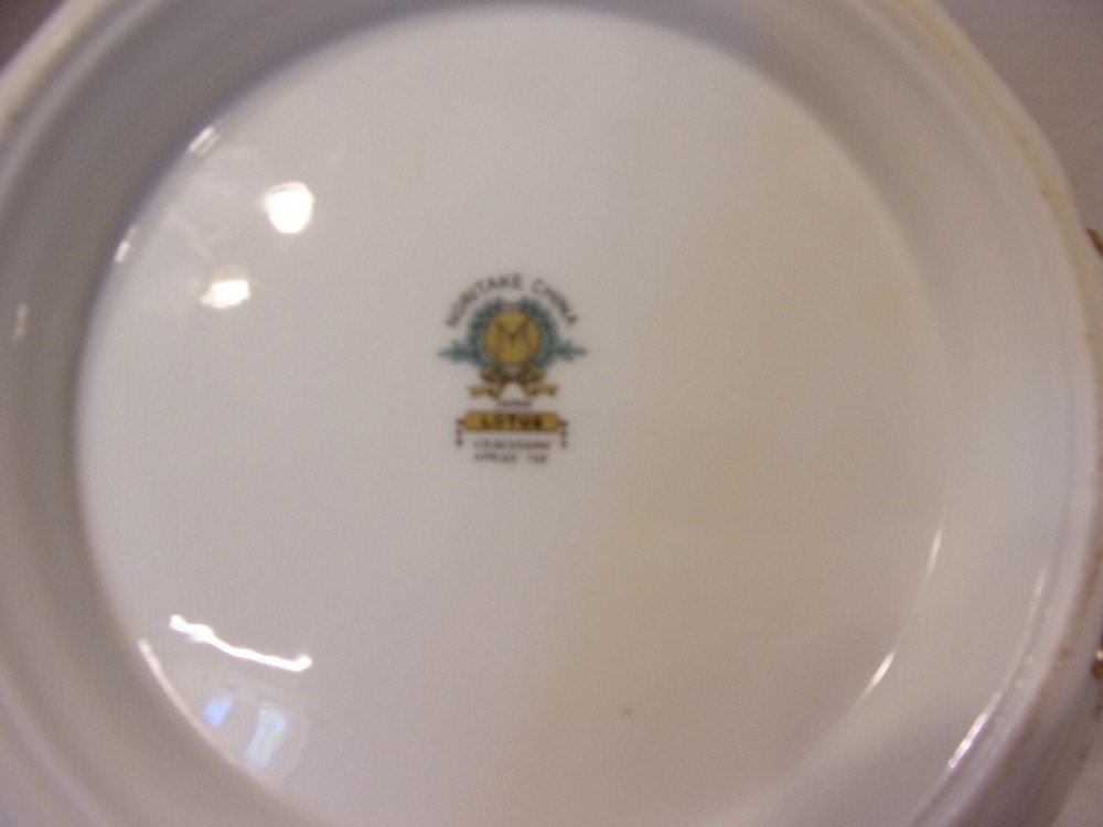 NORITAKE CASSEROLE WITH LID LOTUS PATTERN 11"