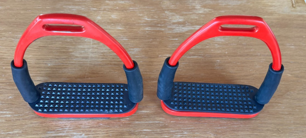 Red Jointed Flexible / Flex Stirrup Irons - 4 1/4" - Excellent