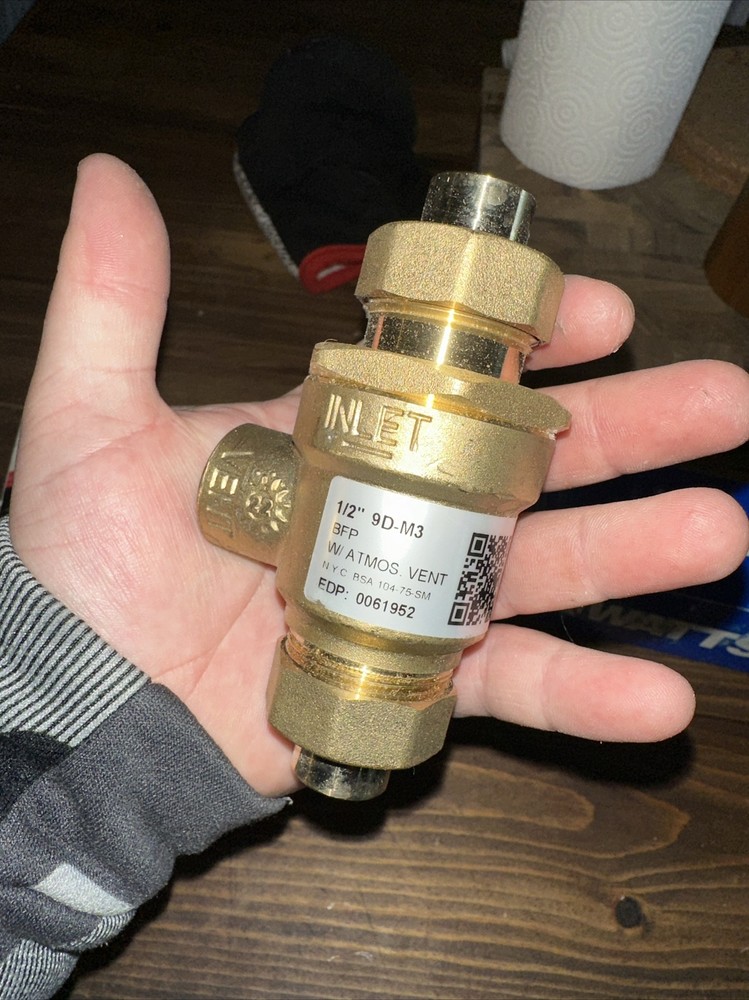 Two Backflow Preventers w/atmospheric Vent 1/2in￼