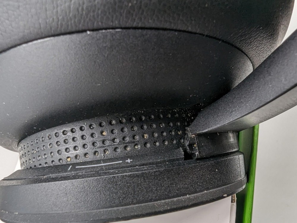 Microsoft Xbox Wireless Headset 2065 - Black READ - Broken R Ear Connect