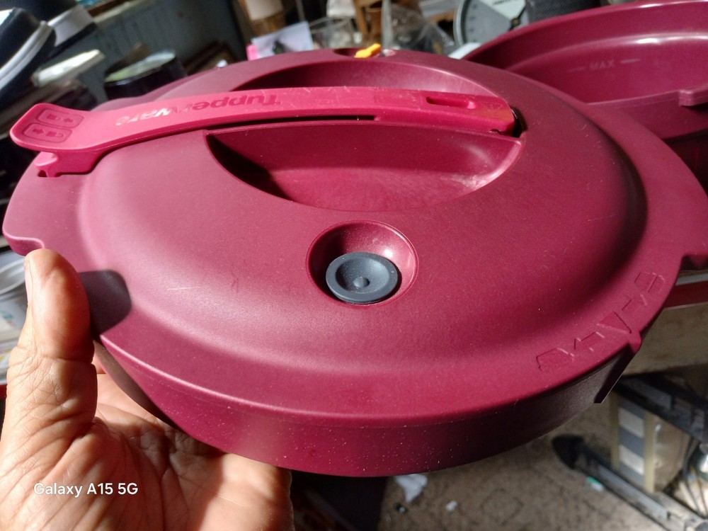 Tupperware Microwave 3-Quart Round Pressure Cooker. V.G. Condition