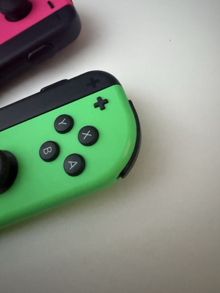 [Used] Assorted Nintendo Switch accessories (joy-con controllers. case, and etc)