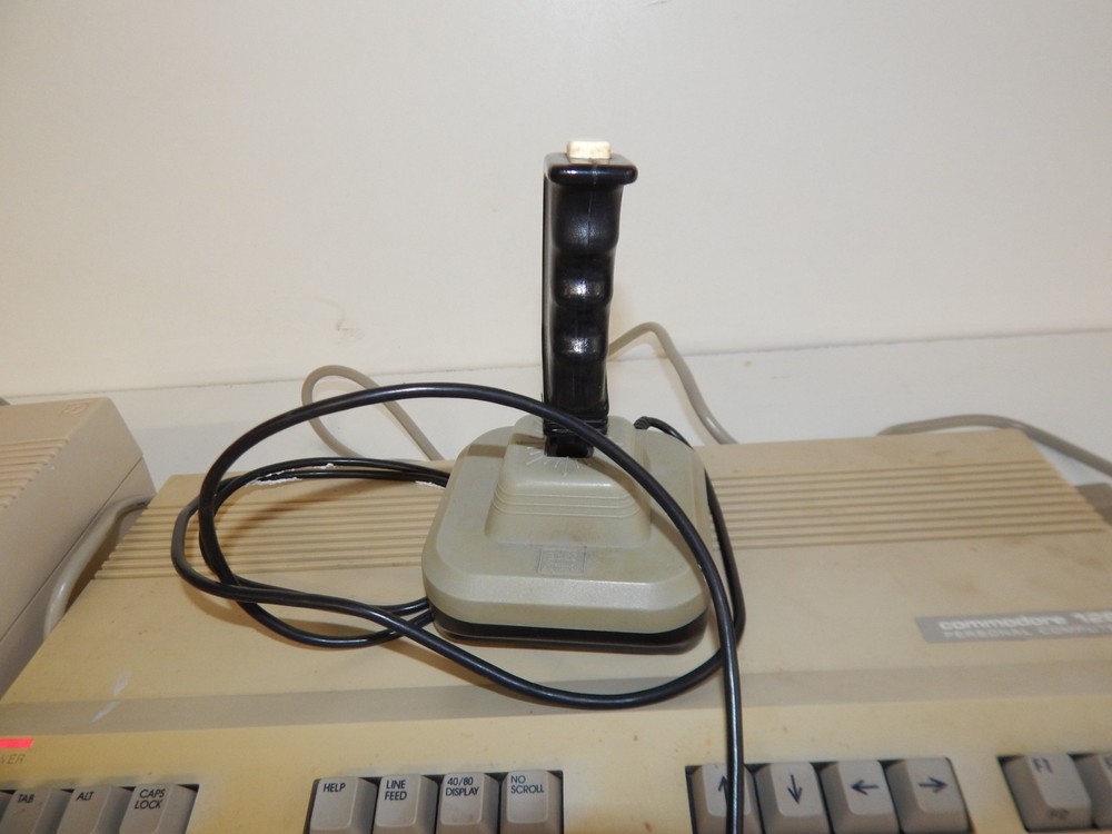 ^^ COMMODORE 128 VINTAGE PERSONAL COMPUTER IN BOX (WMN24)