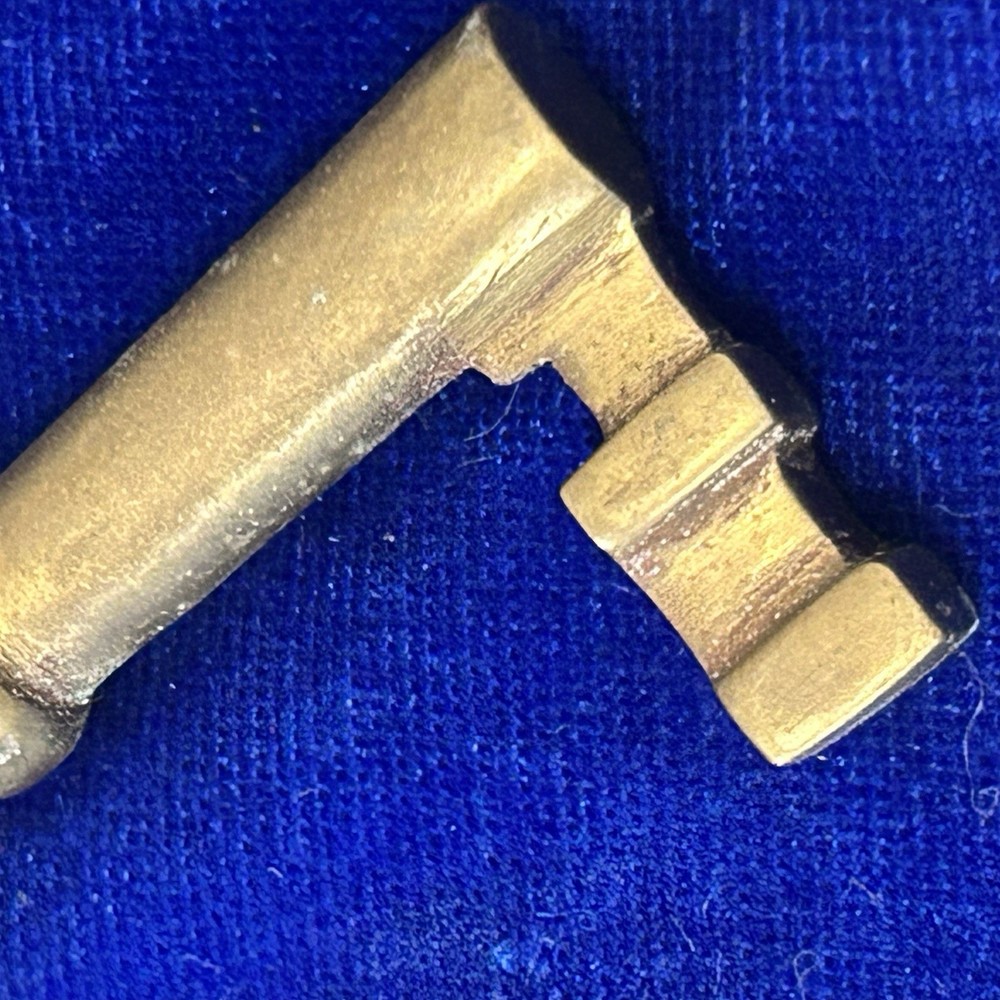 Antique Brass Skeleton Solid Barrel Key Collectible Decor/323j