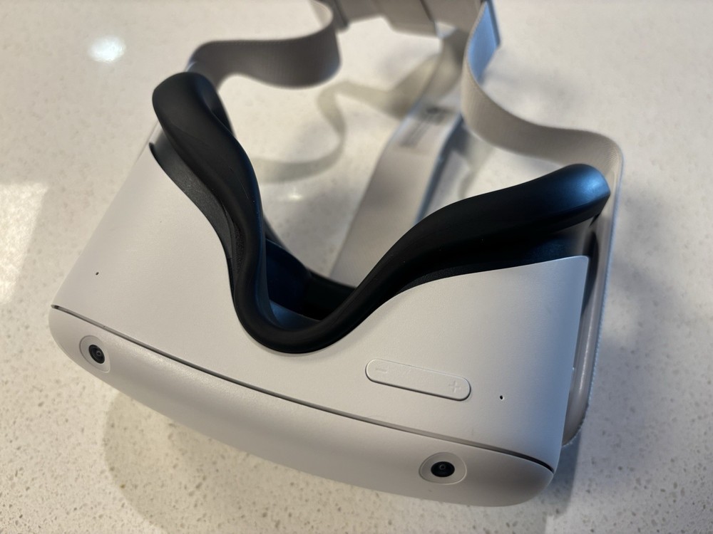 ***Excellent*** Meta Oculus Quest 2 128GB VR Headset W/Controllers