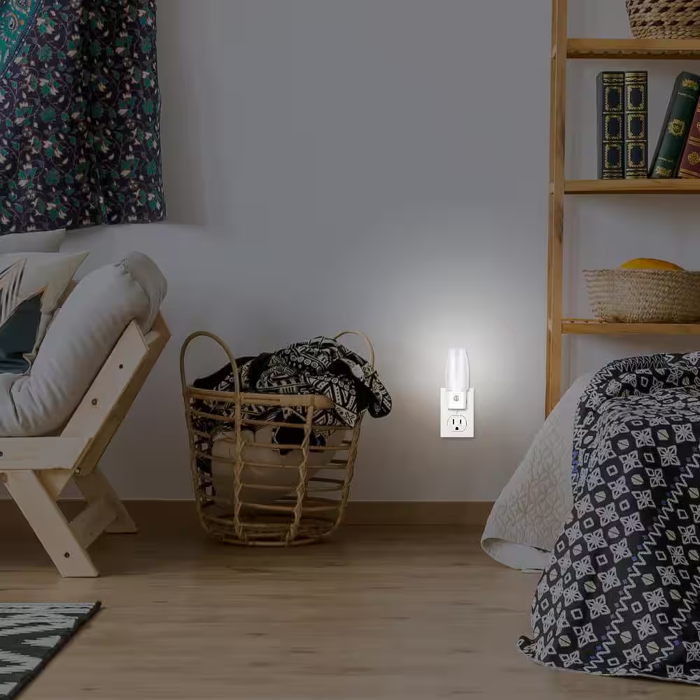 New 4 Pack White Automatic Sensor LED Night Lights - Standard USA PLUG