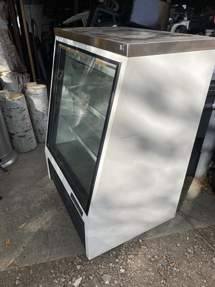 True TSID-36-2 Refrigerated Pastry Display Case