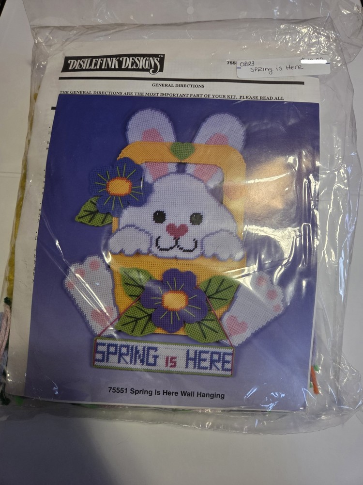 Distlefink designs 75551 SPRING IS HERE wall hanging
