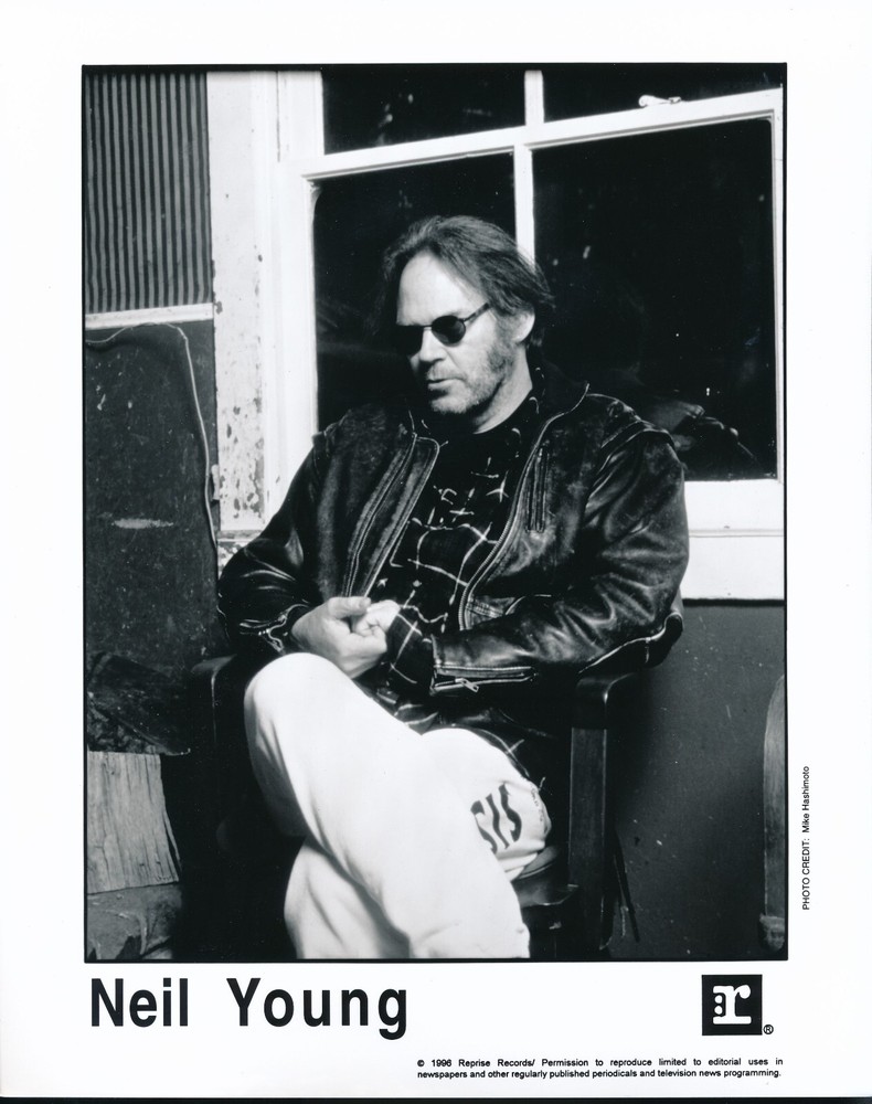 NEIL YOUNG - ORIGINAL 8" X 10" PUBLICITY PHOTO - 1996