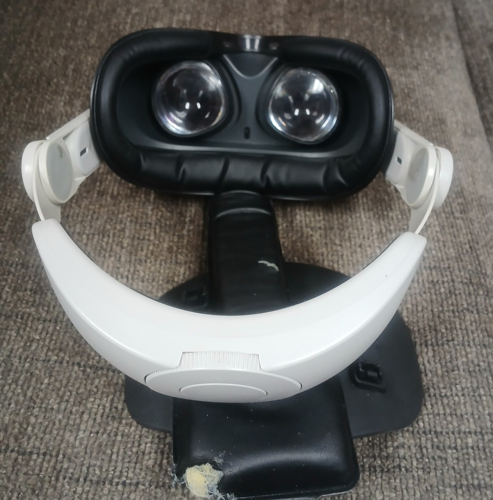 Meta Oculus Quest 2 64gb Standalone VR (Headset Only) For Parts/UNTESTED