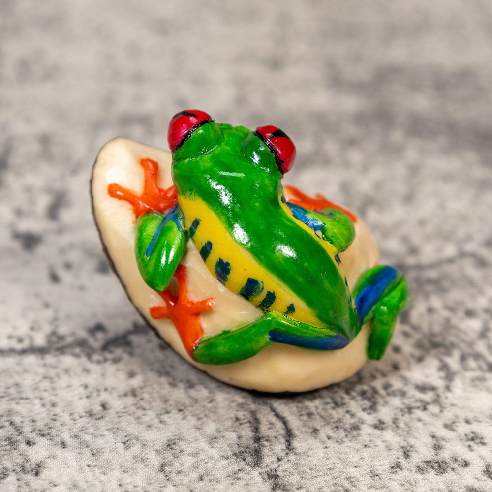 Red-Eye Tree Frog Tagua Carving