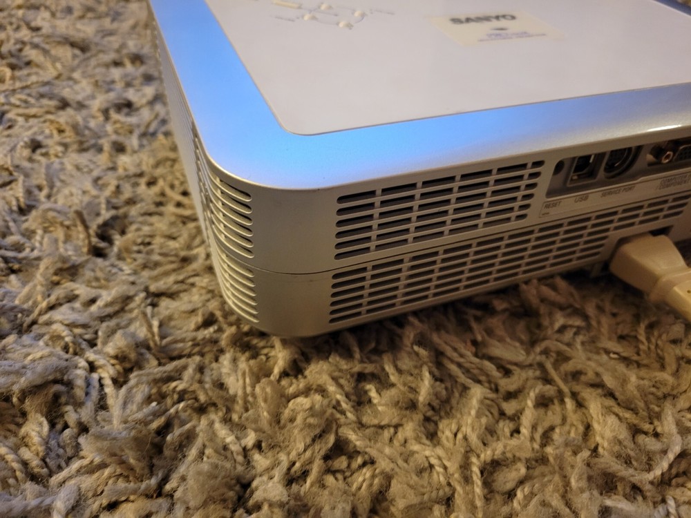 Sanyo PLC-XU73 Pro xtraX Multiverse Projector