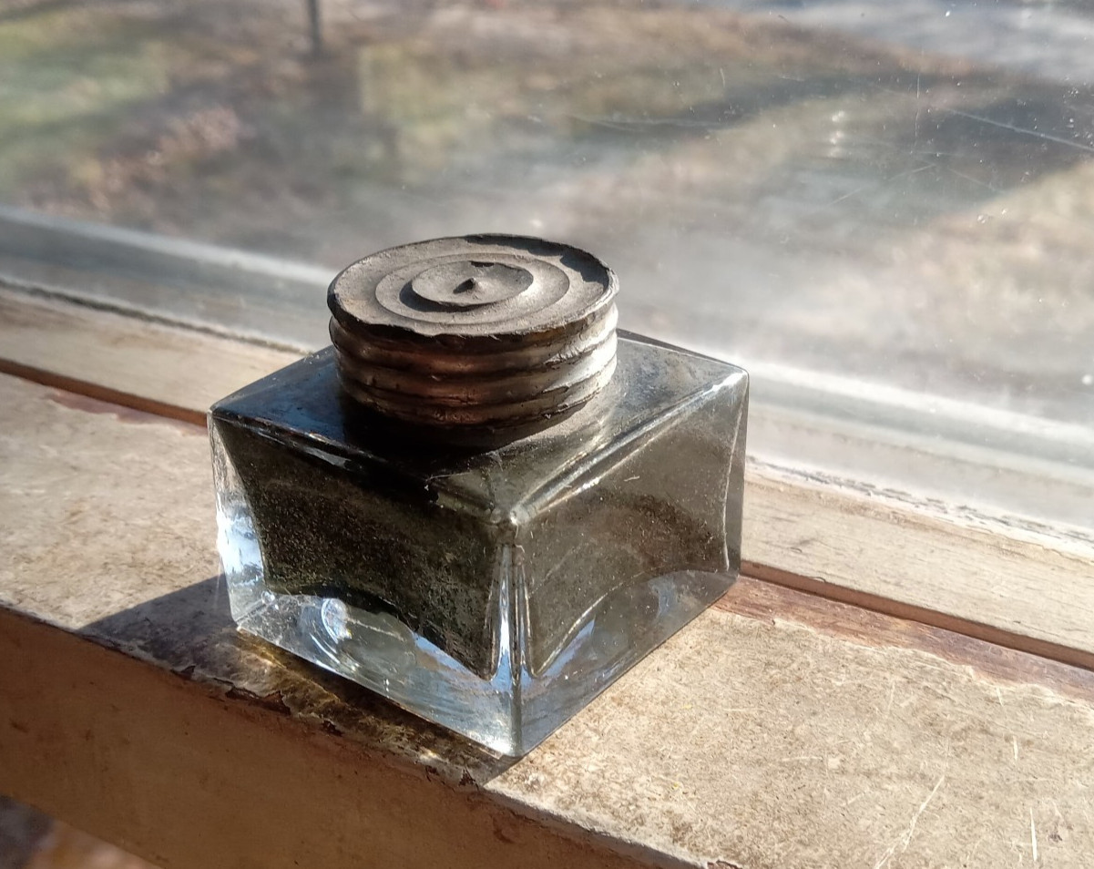 1860s NON SPILLING TRAVELER'S POCKET INKWELL GLASS WITH METAL COLLAR & CAP