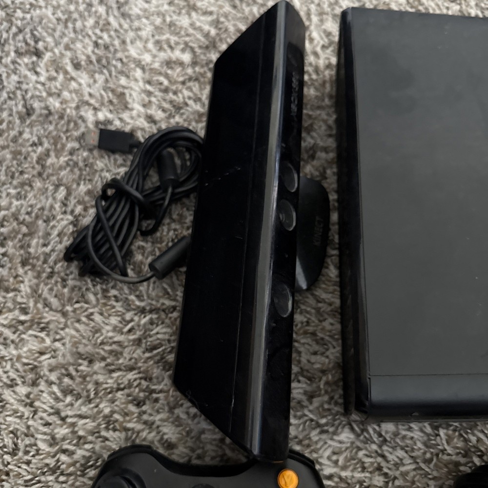 XBox 360 Slim Bundle 120GB, 6 Games, Power Cable, 2 Controllers, Kinect TESTED