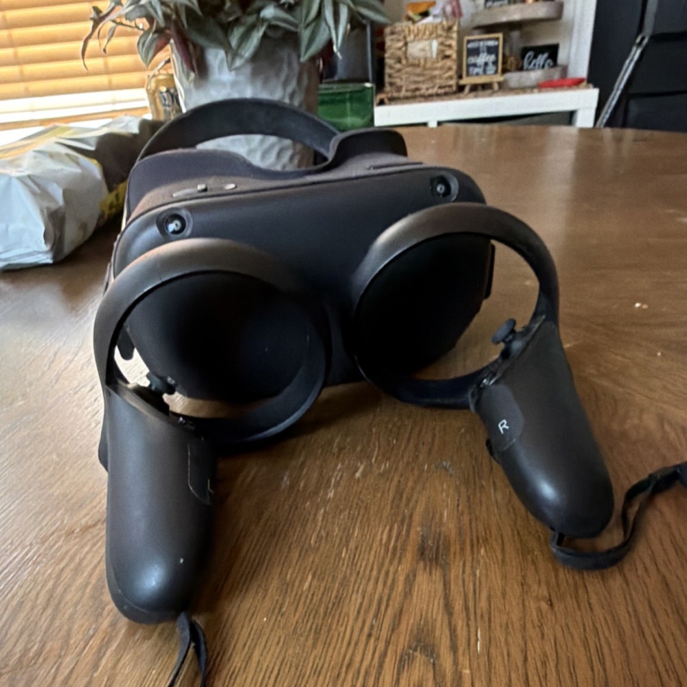 Oculus Quest Black Standalone VR Headset with Controllers