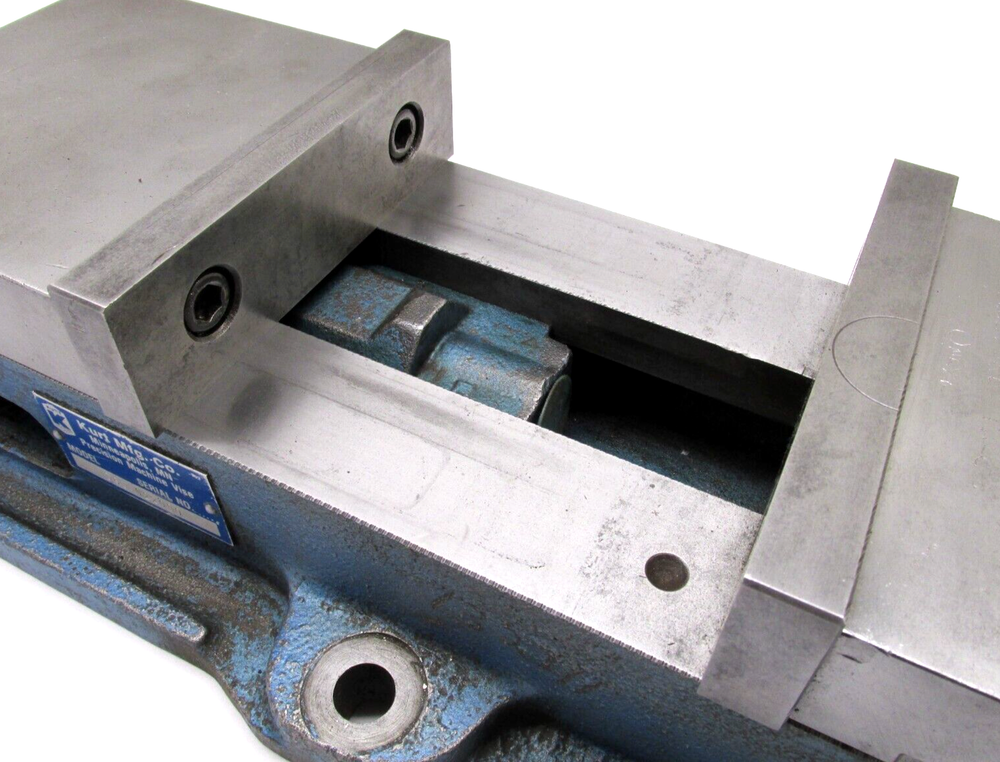 KURT ANGLOCK 6" MILLING MACHINE VISE w/ JAWS - #D60