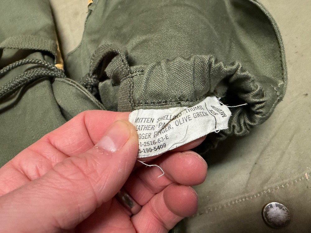 ORIGINAL VIETNAM WAR US ARMY WINTER OVER MITTENS- MEDIUM. 1963