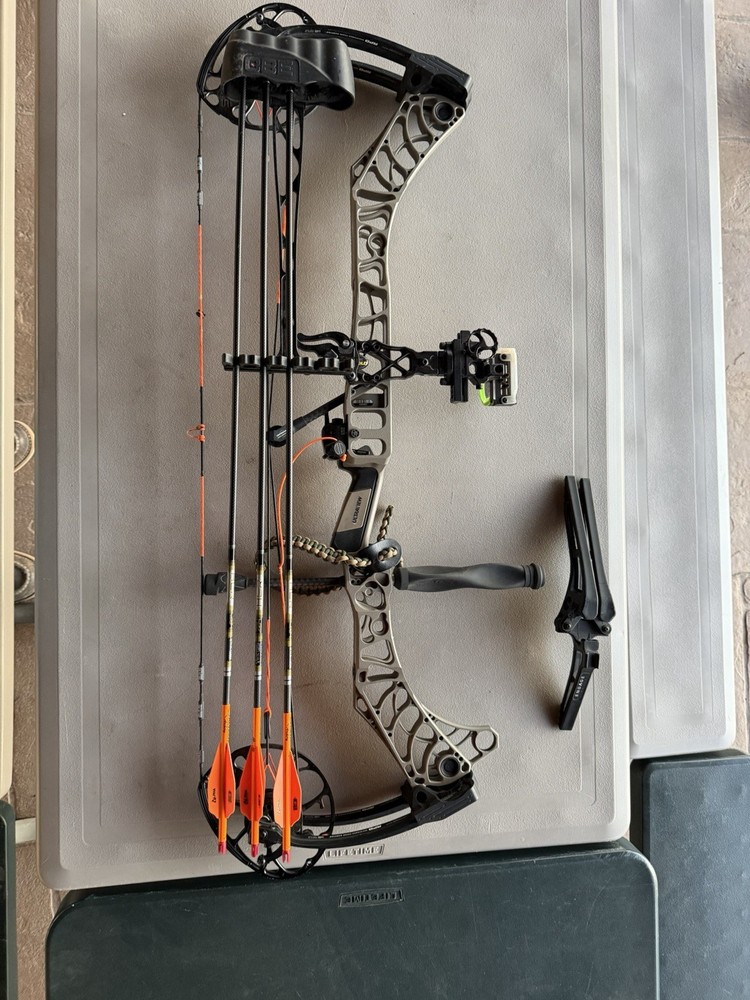Matthews compound bow phase 4 33 Right Hand