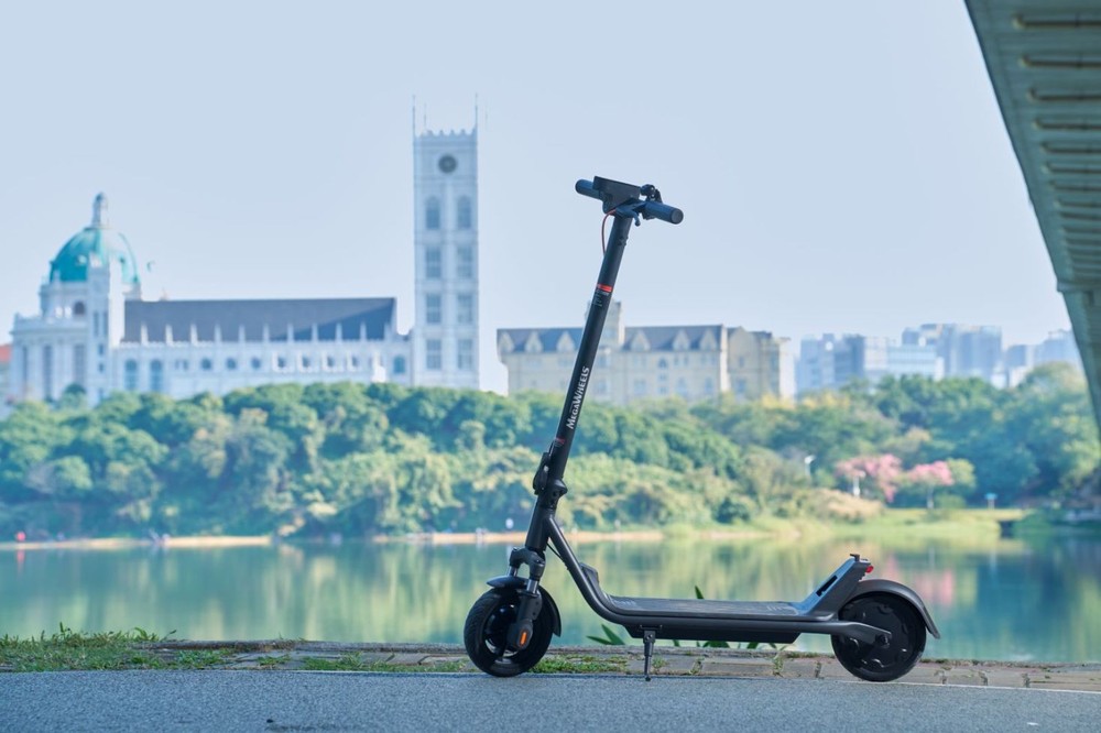 Electric Scooter Adults Teens Folding E-Scooter + APP Control & Shock Absorption