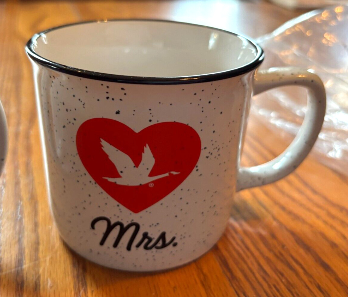 2 RARE NEW Mr. & Mrs. Wawa Speckled White Ceramic Hot or Cold Mugs Cups